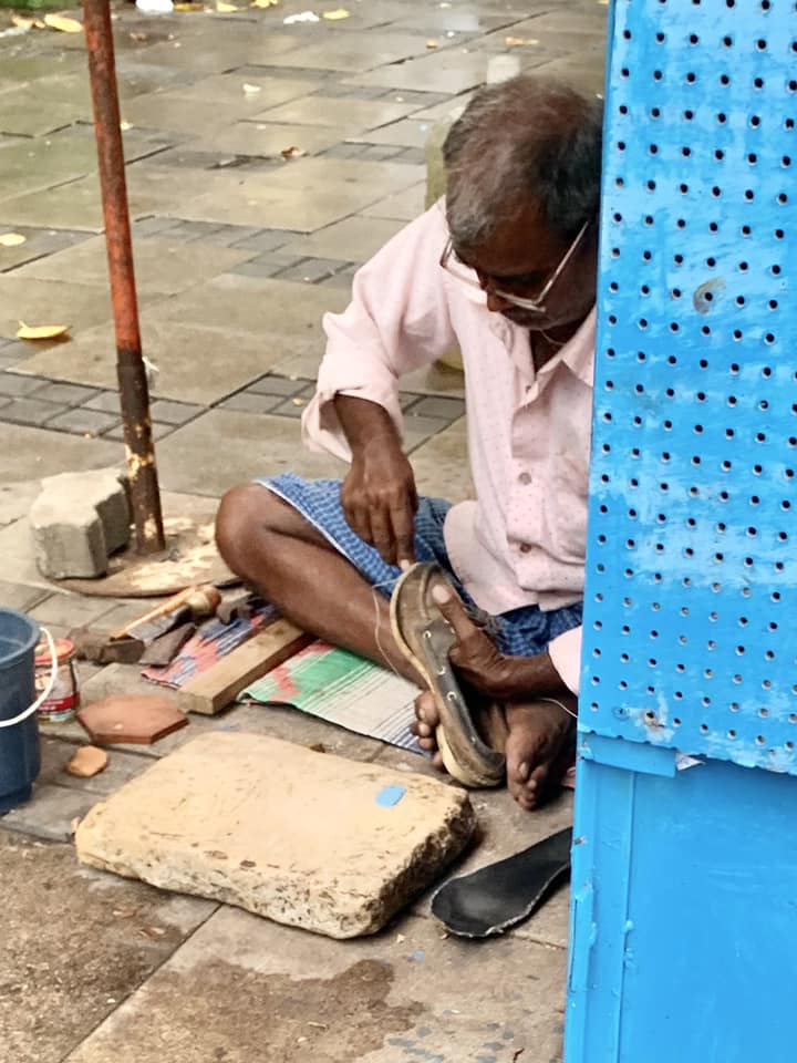 Bombay, cordonnier au travail