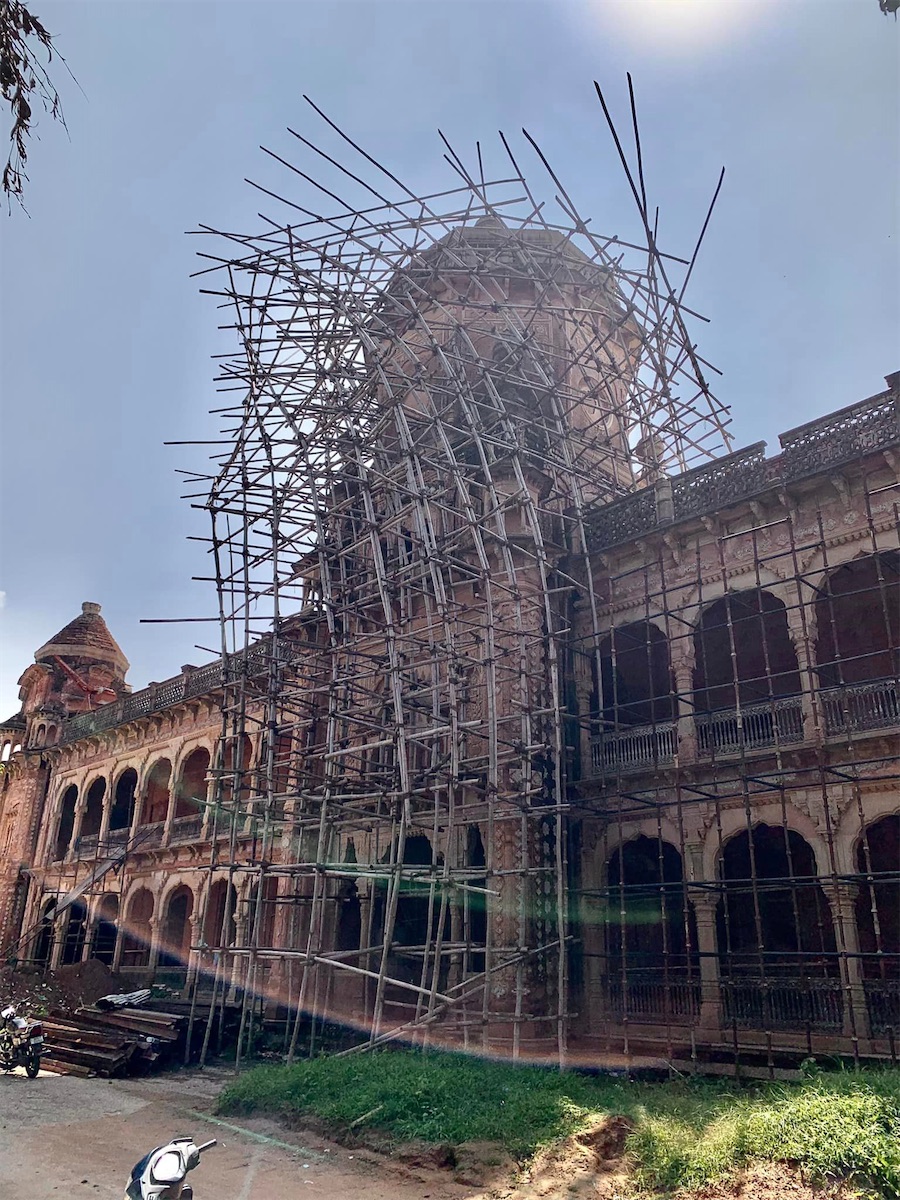 Jammu, bâtiment entouré d'un échafaudage