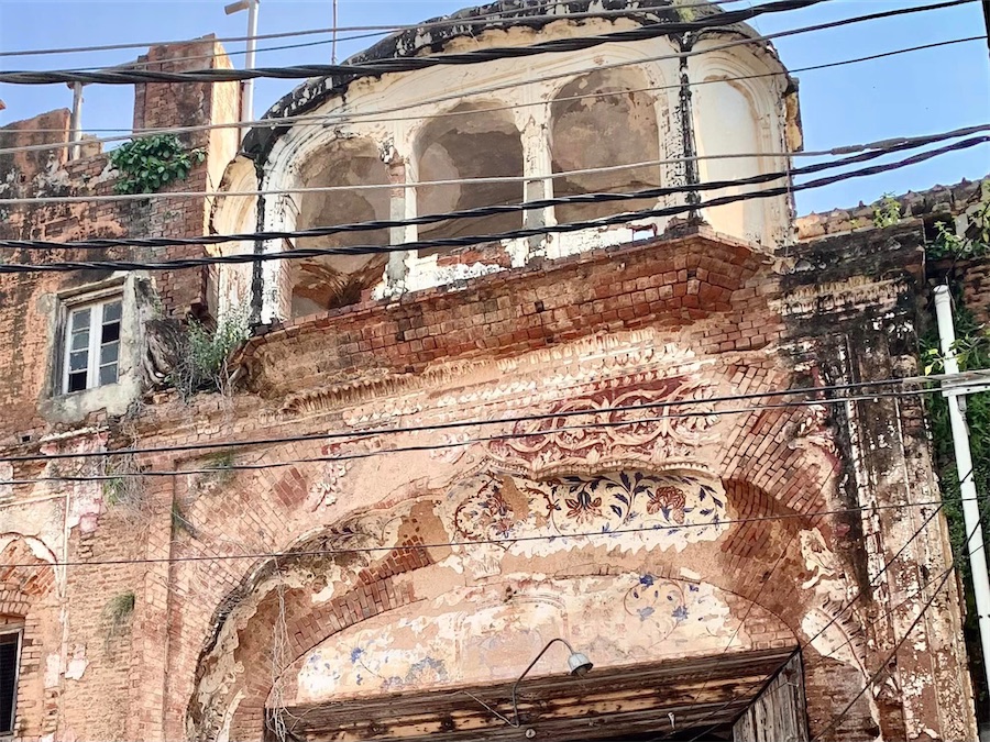 Jammu, bâtiment ancien en briques décorées