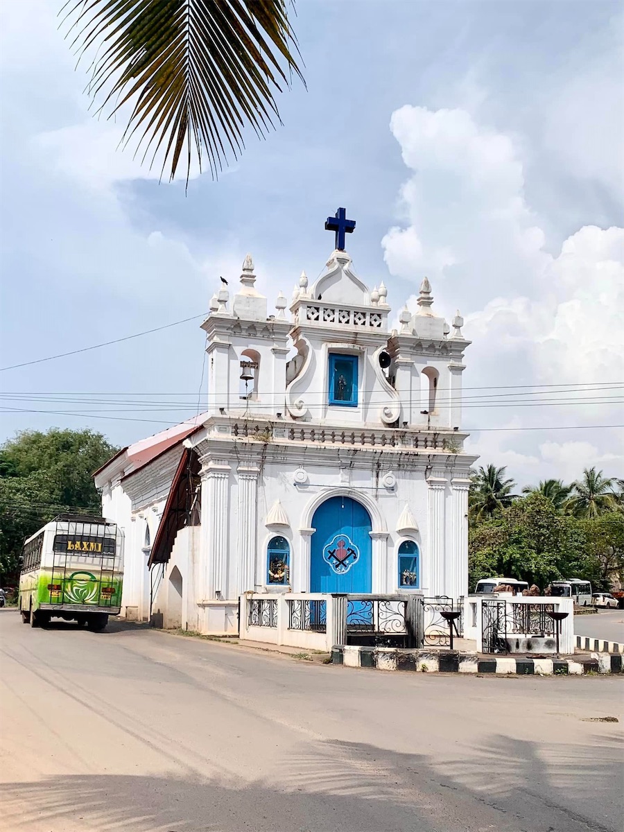 Andjuna, petite église au centre d'un rond-point