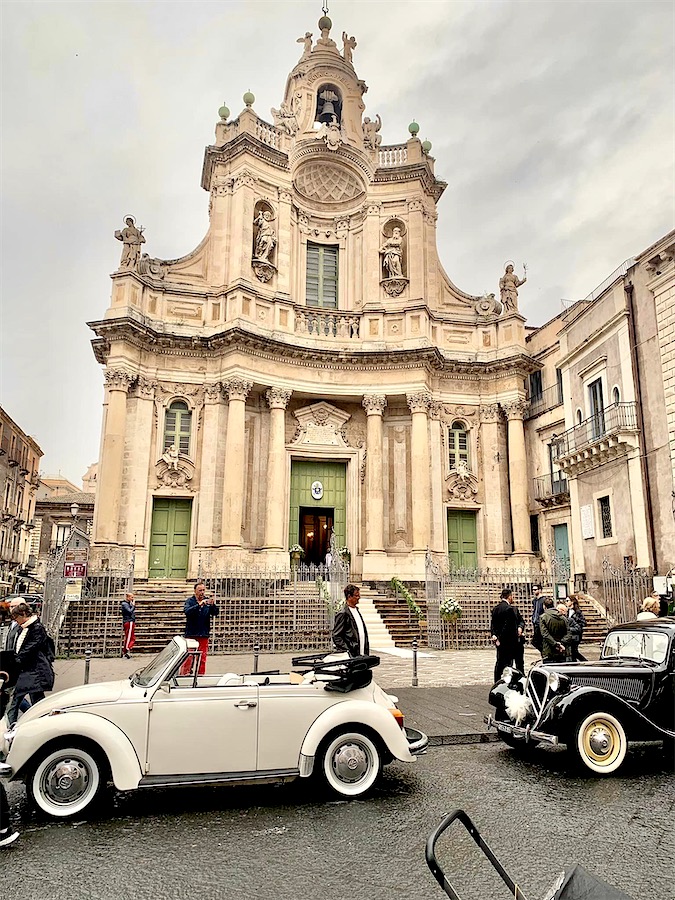 Catane, voitures anciennes stationnées devant une église pour un mariage