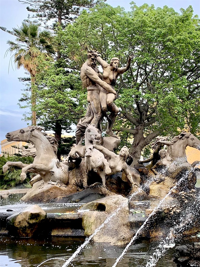 fontaine représentant des chevaux et un homme enlevant une femme, Catane, Sicile