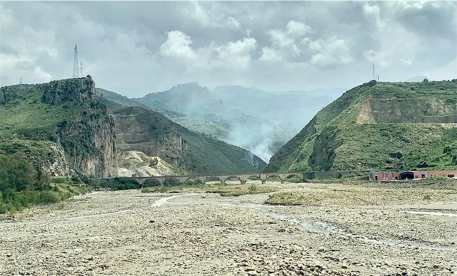 vallée presque asséchée, collines et pont en fond, Sicile 