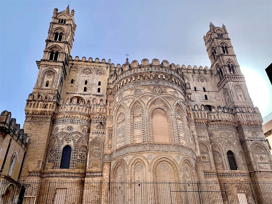 vue extérieure de l'abside de la Cathédrale de Palerme de style arabo-normand propre à la Sicile