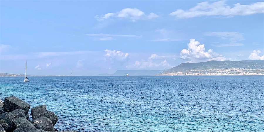 golfe de Messine, un voilier et, au loin, un ferry, Sicile