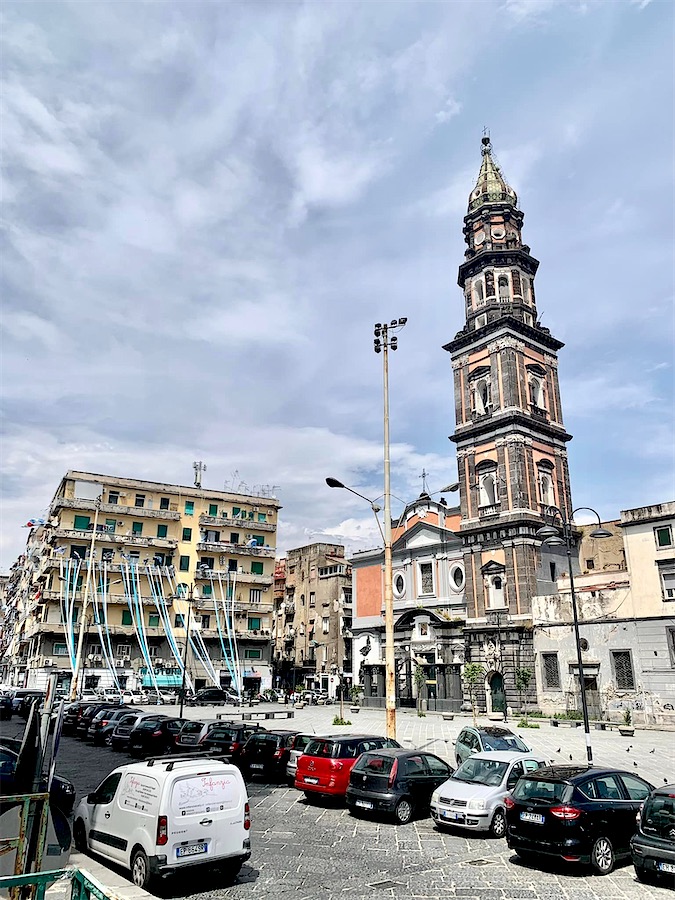 Place très encombrée de voitures, une église à droite - Naples, Italie