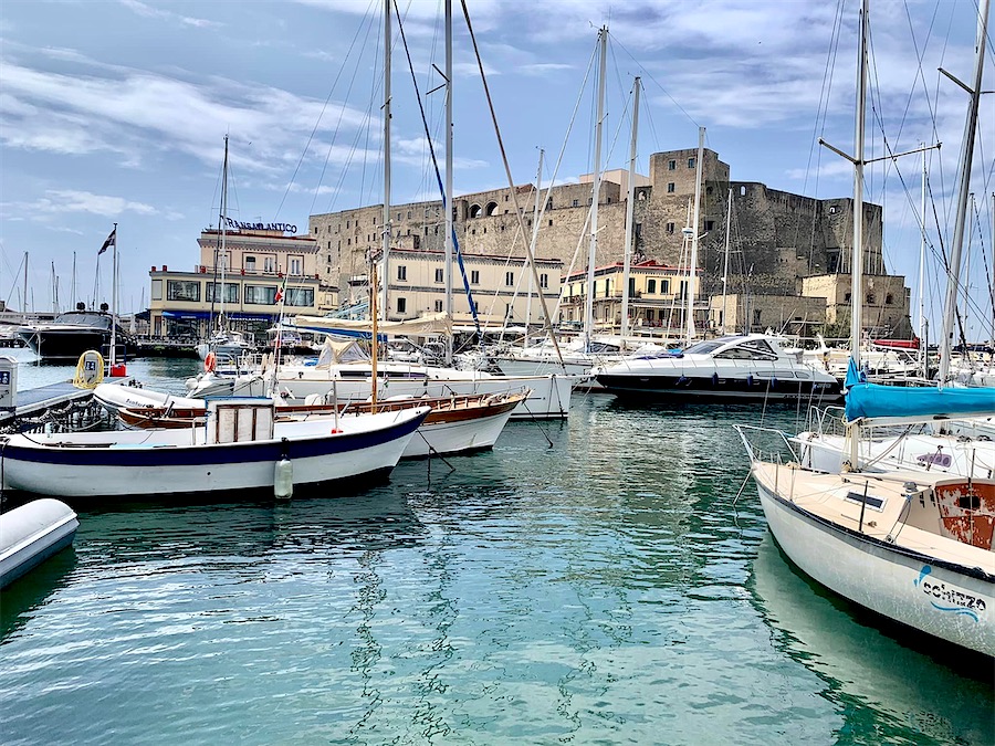 Port de Naples, bateaux et voiliers au premier plan et bâtiment fortifié en arrière-plan - Naples, Italie