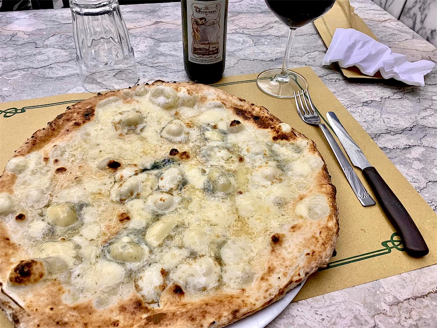 photo représentant une pizza sur une table de restaurant à Naples, Italie