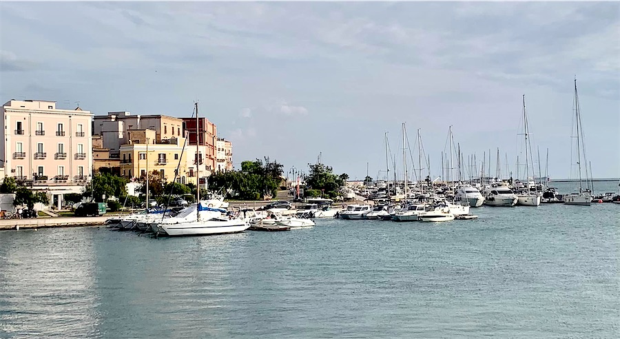 Tarente, vue de la vieille ville, port et voiliers au premier plan - Italie 