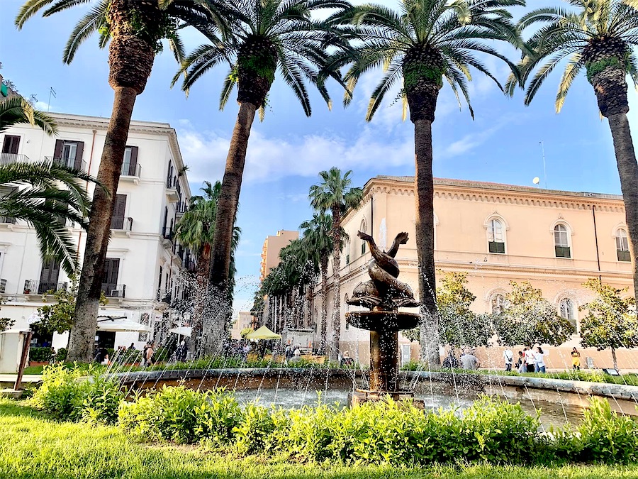 Tarente, fontaine et palmiers dans la ville - Italie 