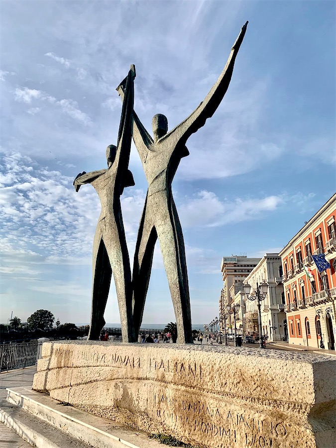 Tarente, en front de mer, sculpture moderne représentant deux marins levant les bras - Italie