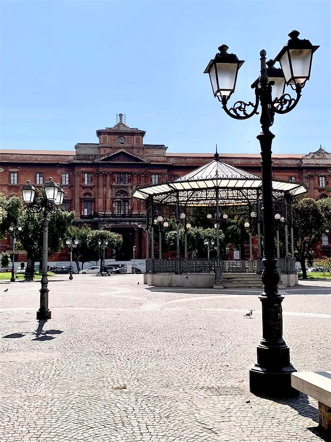 Tarente, place avec kiosque, lampadaire et un batiment au fond - Italie