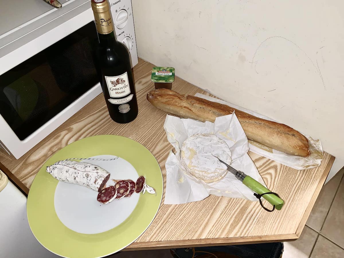 camembert-saucisson-vin-baguette à Saint-Denis de La Réunion