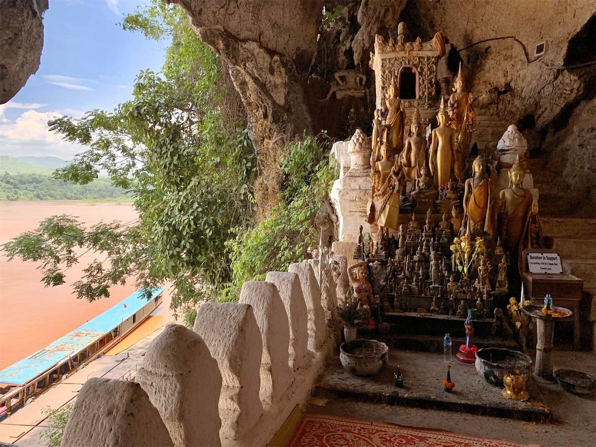 Nombreux bouddhas dans la grotte sacrée