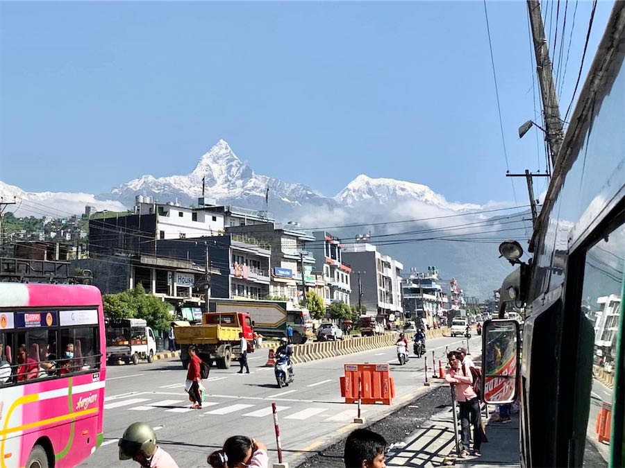 Pokhara, gare de bus, vue sur les montagnes