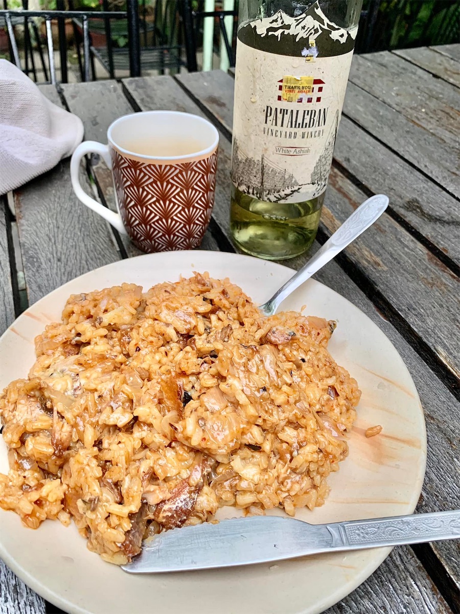 risotto et vin blanc népalais