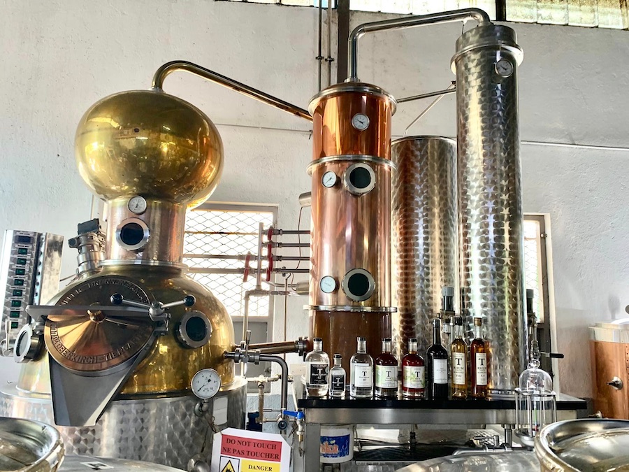 intérieur d'une distillerie, alambics