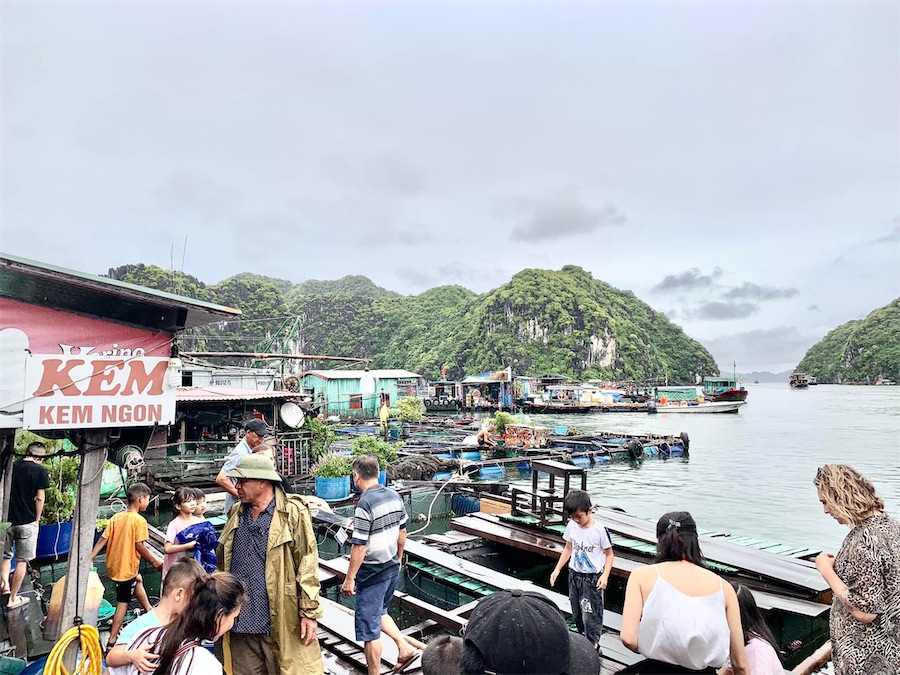 village flottant, Baie d'Ha-Long