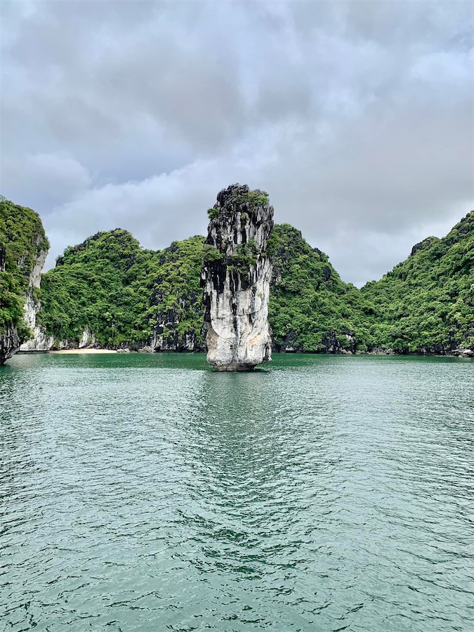 ilôt en forme de stylo, Baie d'Ha-Long